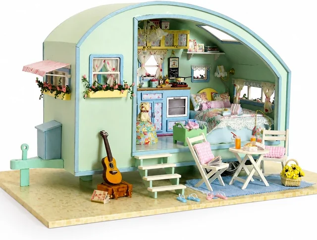 CUTEROOM Caravan miniature with an open room and outdoor chairs